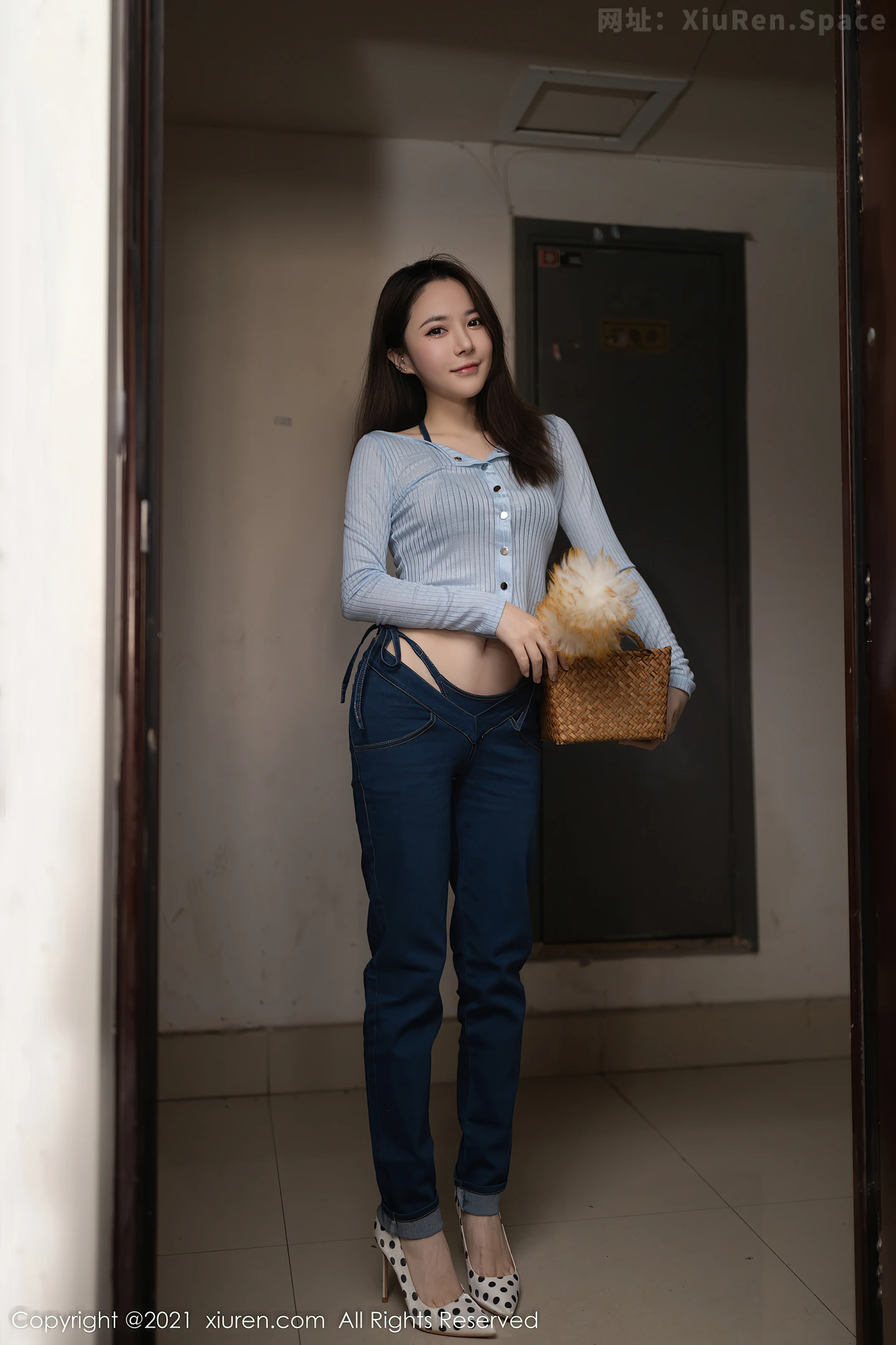 图片[2]-[XiuRen秀人网]VOL.4352 模特鱼子酱Fish家居女友主题私房半脱露牛仔内衣完美诱惑写真84P-秀人网官方网站